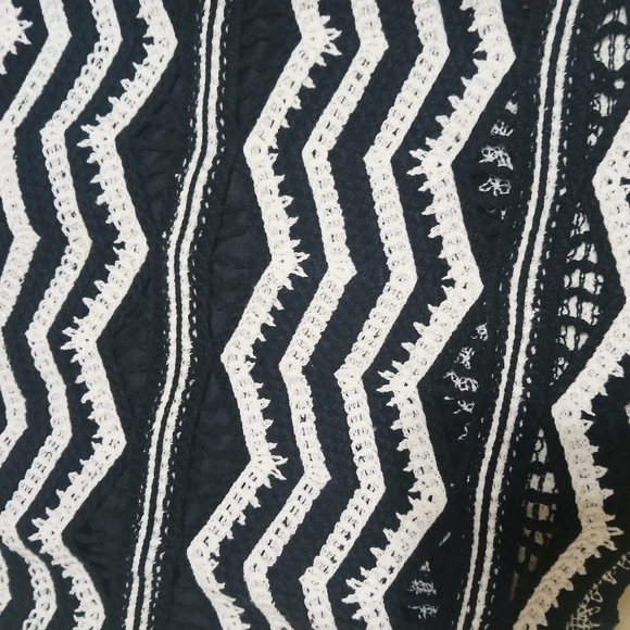 Black and White Zigzag Patterned Skirt - Picture 3 of 4